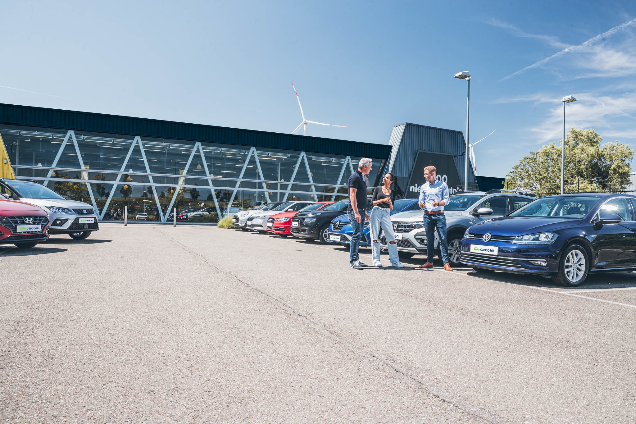 Cardoen showroom in Geel - mensen die een nieuwe of refurbished auto komen kopen bij Cardoen