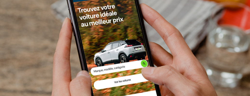 Personne réservant une voiture neuve ou reconditionnée sur le site web de Cardoen via un téléphone mobile.