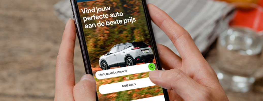 Persoon is mobiel een auto aan het reserveren op de website van Cardoen