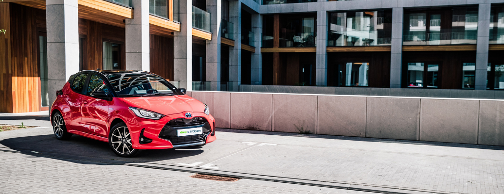 Rode auto van Cardoen in stadsomgeving