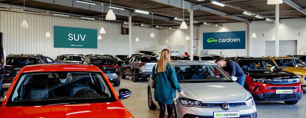 Koppel dat op zoek is naar een auto in één van de showrooms van Cardoen