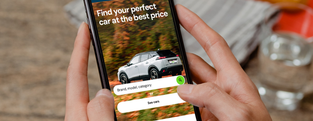 Person reserving a new or refurbished car on a mobile phone via the Cardoen website.